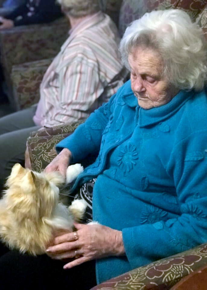 Bridgewood Gardens | Senior woman with therapy dog