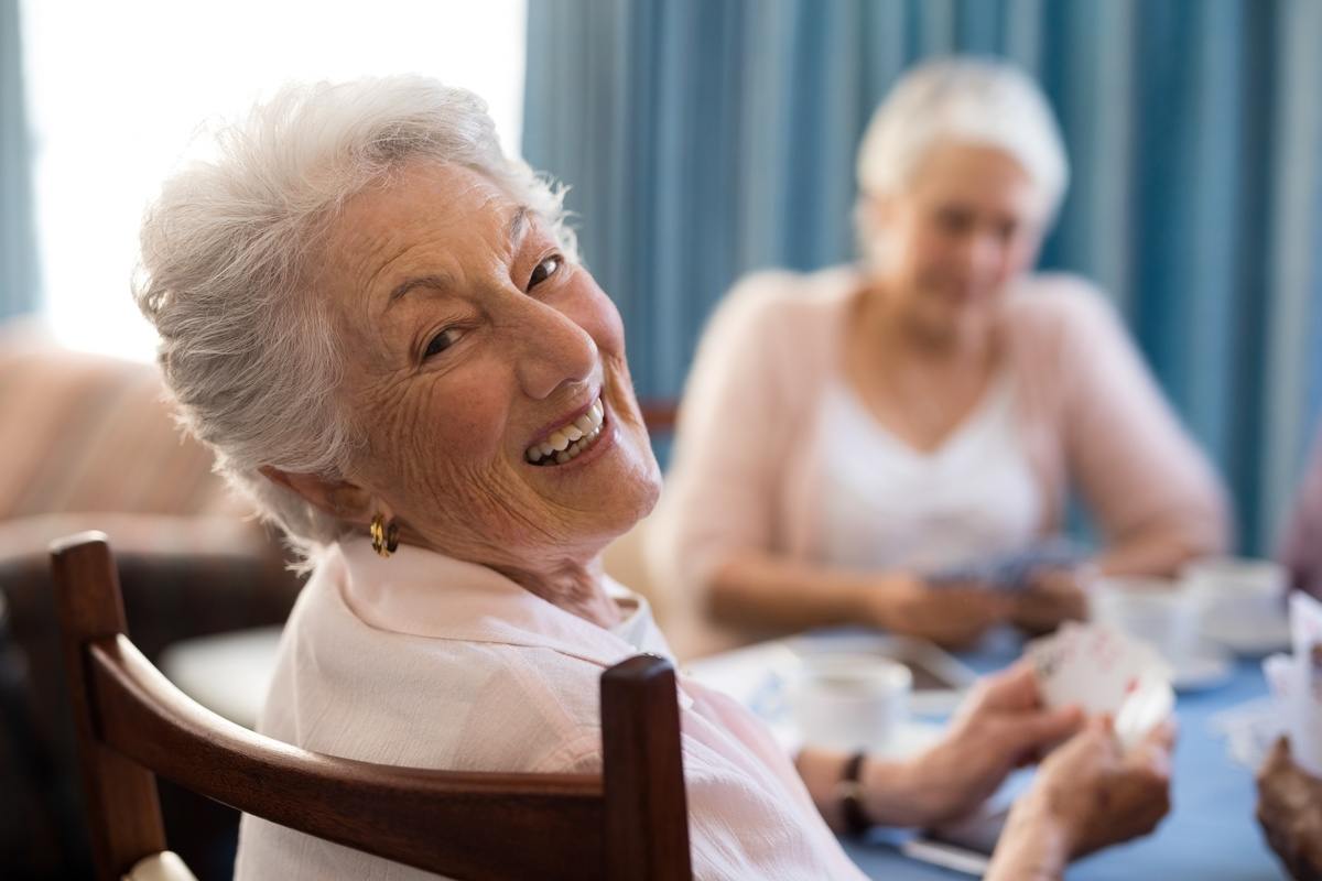 The Farrington at Tanglewood | Seniors playing card game