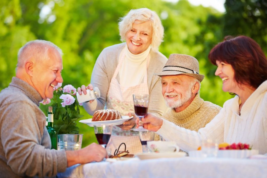 Laketown Village | Seniors dining outdoors