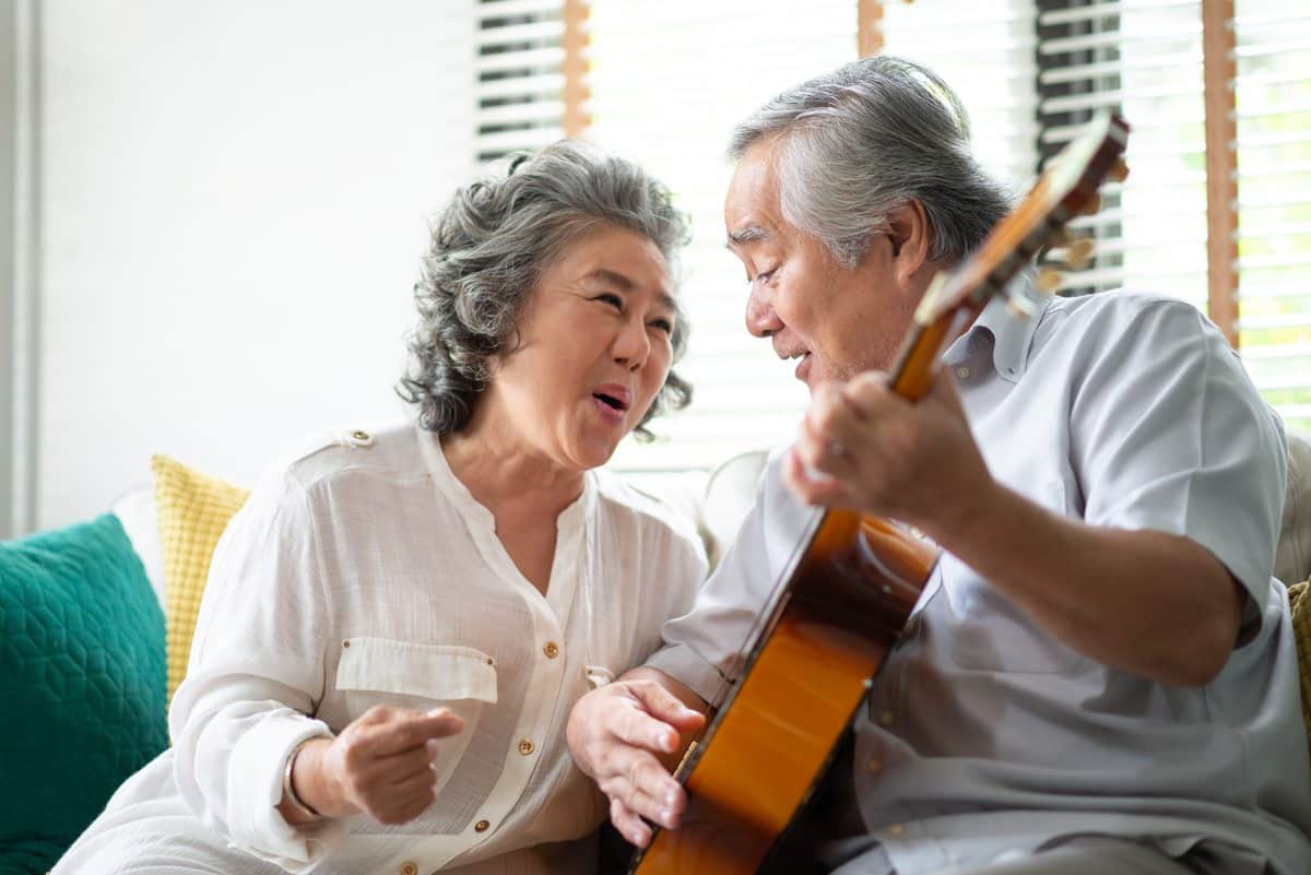 Pegasus Landing of Mesa | Senior couple playing the guitar and singing