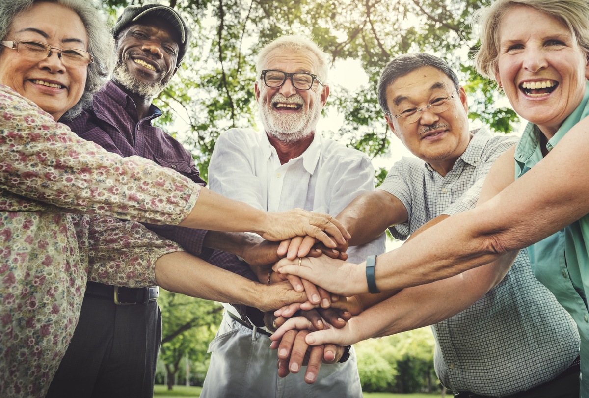 Pegasus Landing of Overland Park | Happy group of seniors