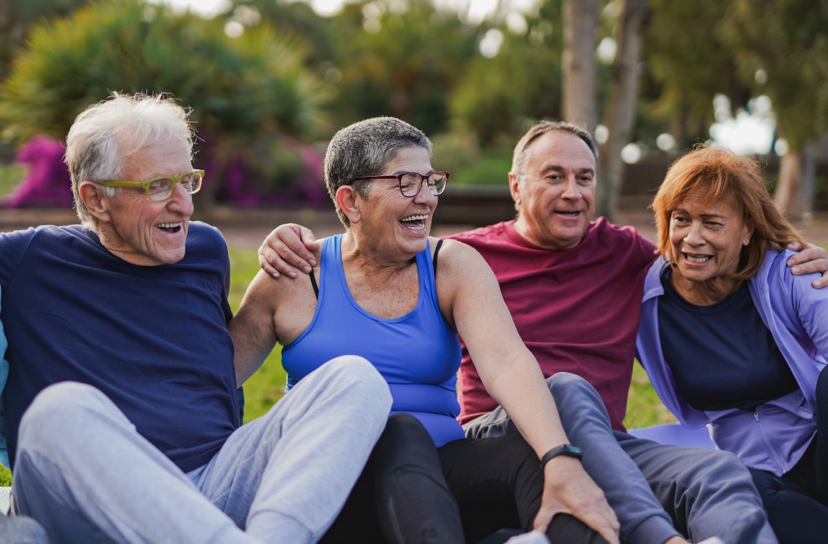 The Courtyards at Mountain View | Group of seniors outside laughing