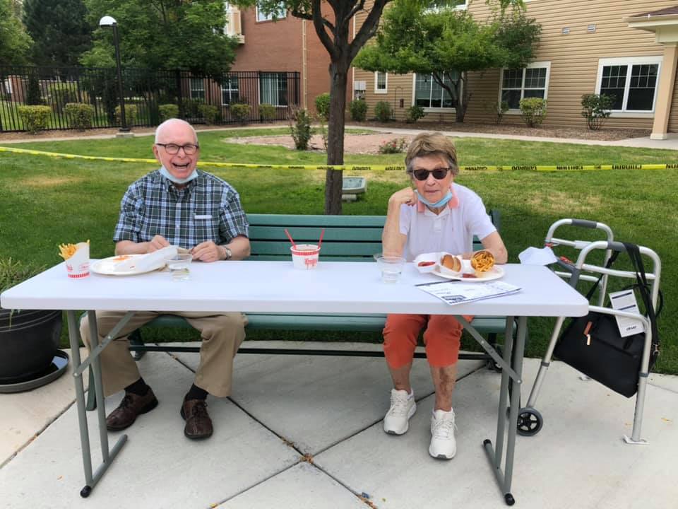 The Courtyards at Mountain View | Seniors eating outdoors